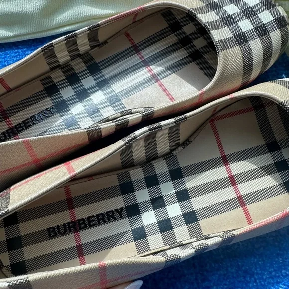 Burberry Cream and Black Flats with Iconic Check Design - Picture 7 of 7